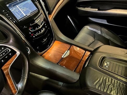Used 2018 Cadillac Escalade Luxury image 18