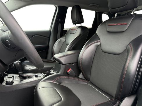 Used 2022 Jeep Cherokee Trailhawk image 9