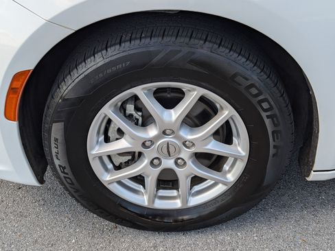 Used 2023 Chrysler Pacifica Touring-L FWD image 27