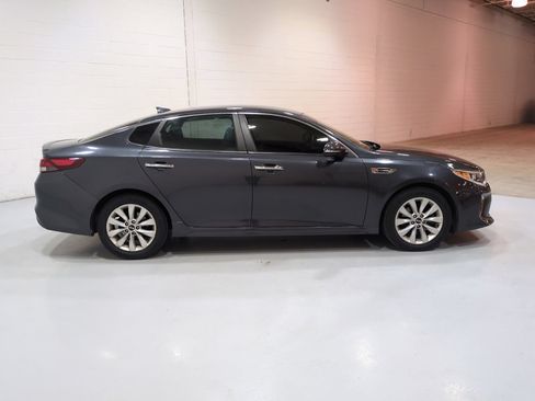 Used 2018 Kia Optima S FWD image 2