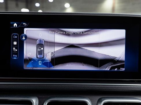 Certified 2025 Mercedes-Benz GLE 450e 4MATIC w/ AMG Line Interior image 18