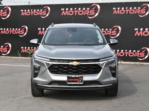 Used 2025 Chevrolet Trax LT w/ LT Convenience Package FWD image 2
