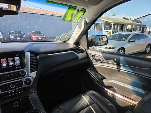 Used 2017 GMC Yukon SLT w/ Premium Edition image 9