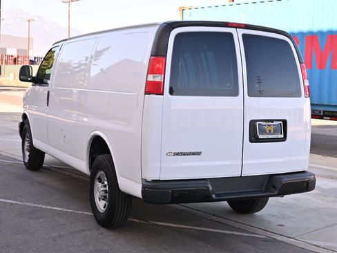 Used 2022 Chevrolet Express 2500 w/ Driver Convenience Package RWD image 4