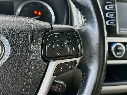 Used 2019 Toyota Highlander XLE AWD/4WD image 25