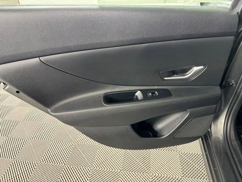 Used 2025 Hyundai Elantra SE FWD image 20