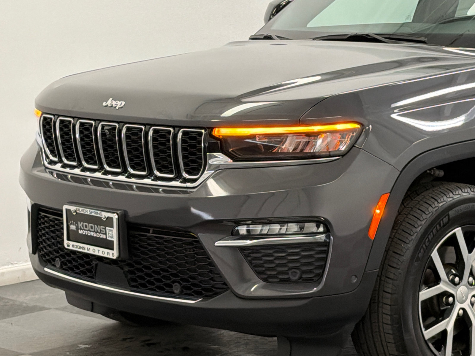 Used 2025 Jeep Grand Cherokee Limited w/ Luxury Tech Group II AWD/4WD image 2