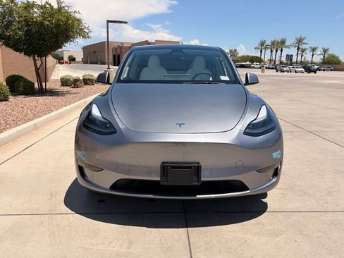 Used 2025 Tesla Model Y Long Range RWD image 2
