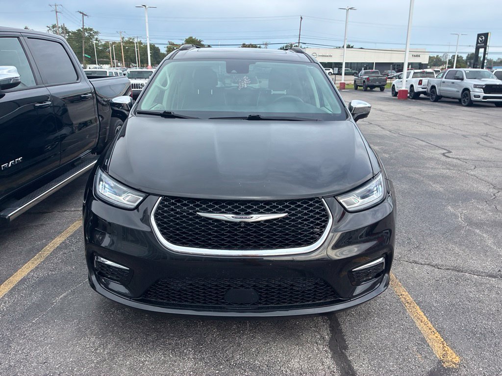 Used 2022 Chrysler Pacifica Limited AWD/4WD image 2