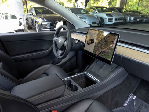 Used 2021 Tesla Model Y Long Range image 52