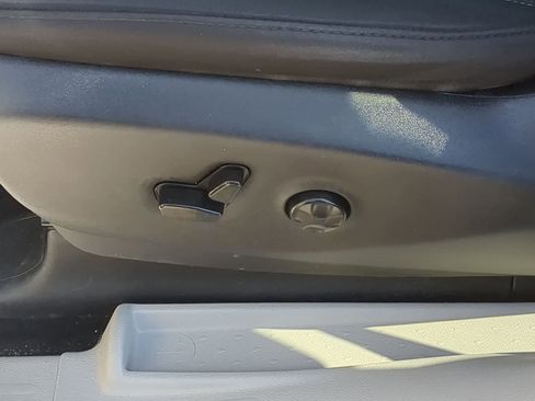Used 2022 Chrysler Voyager LX FWD image 17