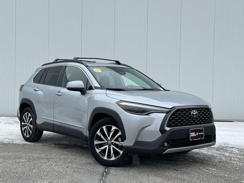 Used 2024 Toyota Corolla Cross XLE image 6