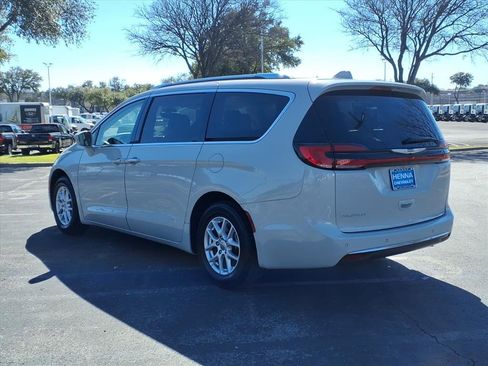 Used 2021 Chrysler Pacifica Touring-L image 6