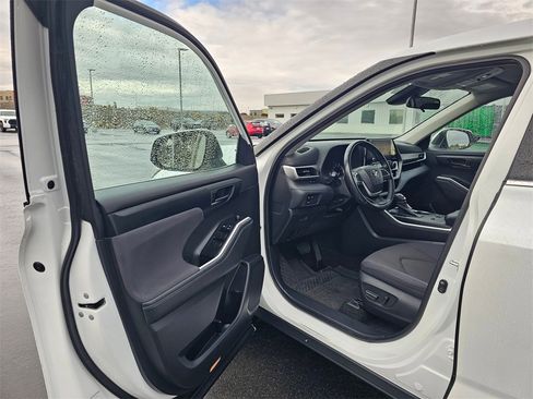 Used 2023 Toyota Highlander LE image 18