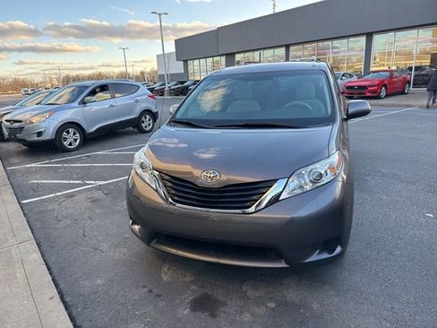 Used 2012 Toyota Sienna LE image 3