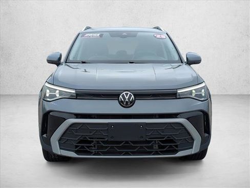 Used 2025 Volkswagen Taos SE FWD image 2