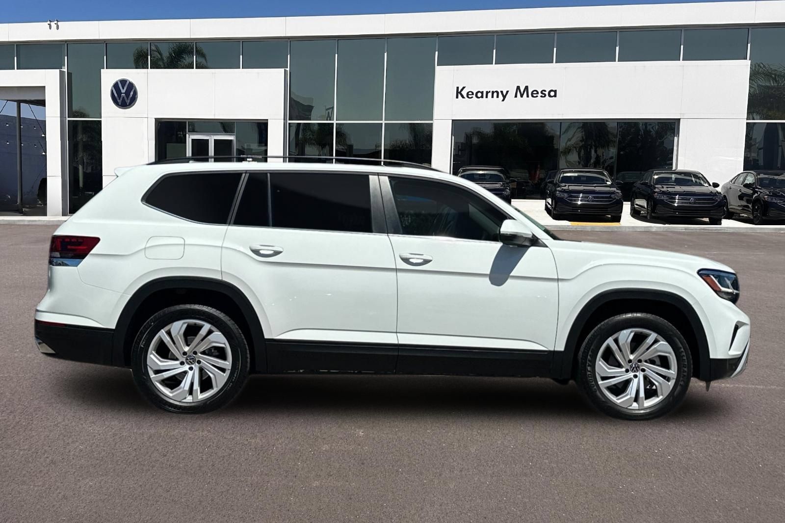 Used 2023 Volkswagen Atlas SE w/ Panoramic Sunroof Package FWD image 3