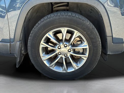 Used 2020 Jeep Cherokee Latitude Plus w/ Cold Weather Group AWD/4WD image 31