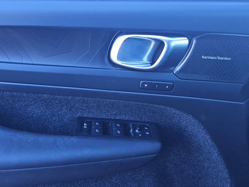 Used 2023 Volvo XC40 Recharge Ultimate image 24