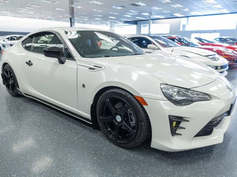 Used 2018 Toyota 86 RWD image 3