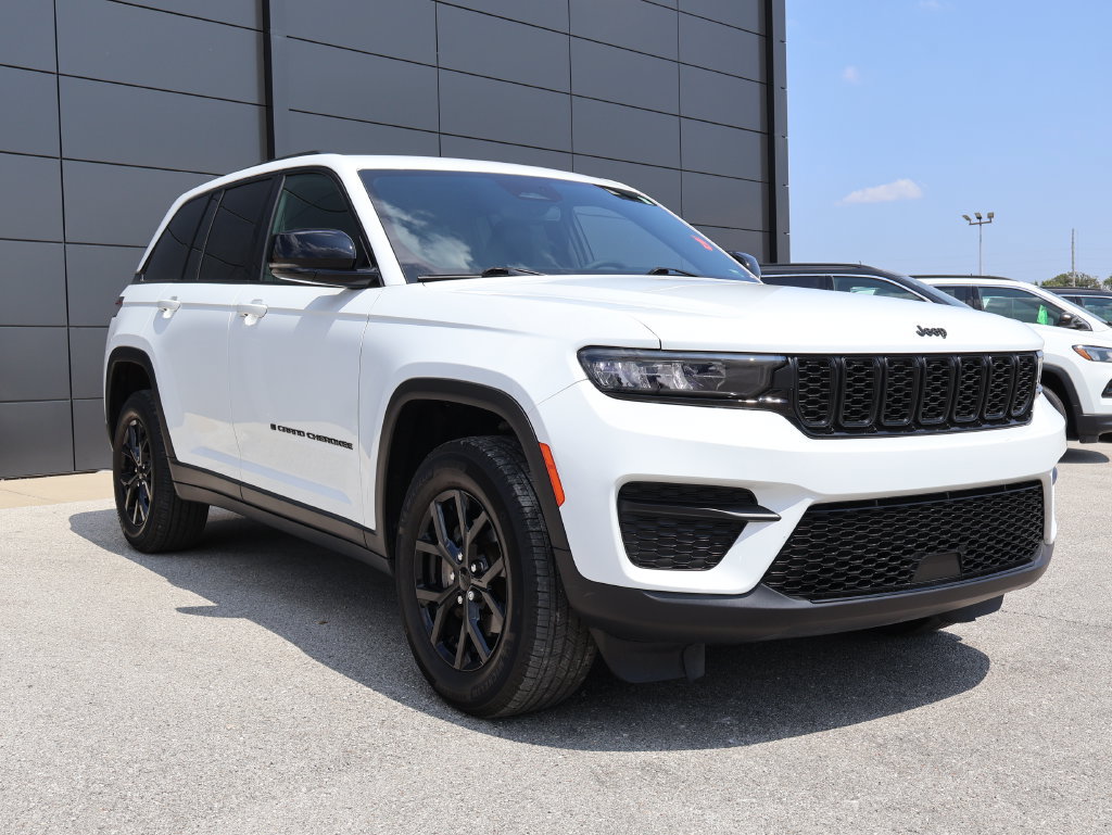 Used 2024 Jeep Grand Cherokee Altitude AWD/4WD image 6