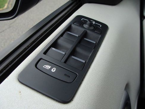 Used 2018 Land Rover Discovery Sport SE image 28