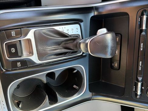 Used 2022 Kia Carnival LX FWD image 19