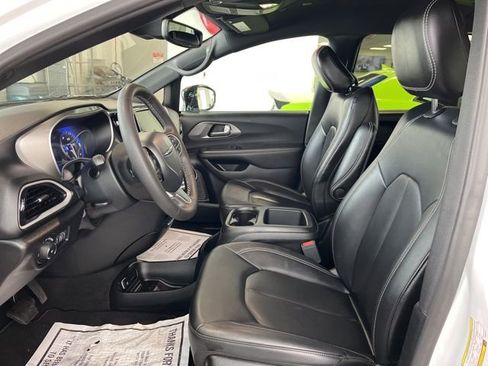 Certified 2025 Chrysler Pacifica Select image 12