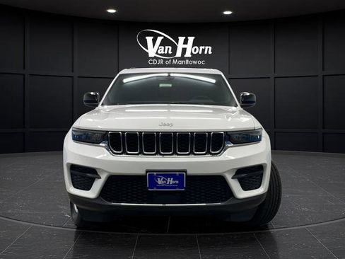 Used 2025 Jeep Grand Cherokee Laredo w/ Luxury Tech Group I AWD/4WD image 2