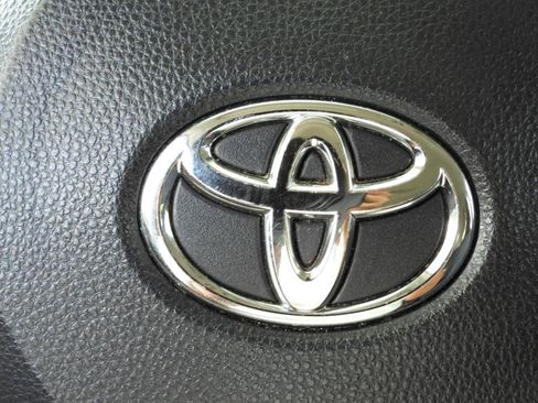 Used 2022 Toyota Corolla LE FWD image 74