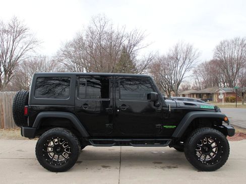 Used 2017 Jeep Wrangler Unlimited Rubicon w/ Connectivity Group image 10