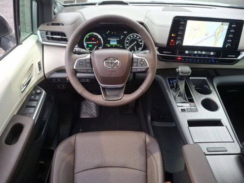 Certified 2024 Toyota Sienna Platinum image 22