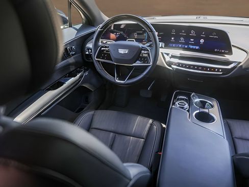 Certified 2024 Cadillac Lyriq Luxury AWD/4WD image 24