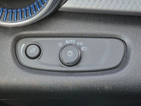 Used 2025 Chevrolet Trax LT w/ LT Convenience Package FWD image 16
