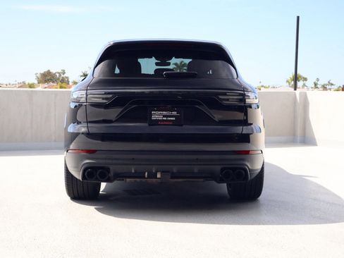 Certified 2023 Porsche Cayenne Platinum Edition image 10