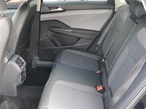 Used 2022 Volkswagen Taos SE FWD image 20