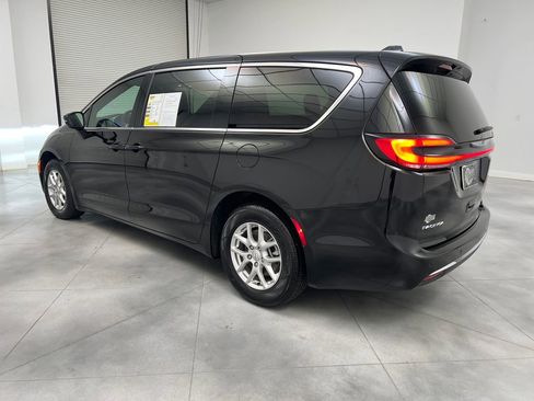 Used 2025 Chrysler Pacifica Select FWD image 5