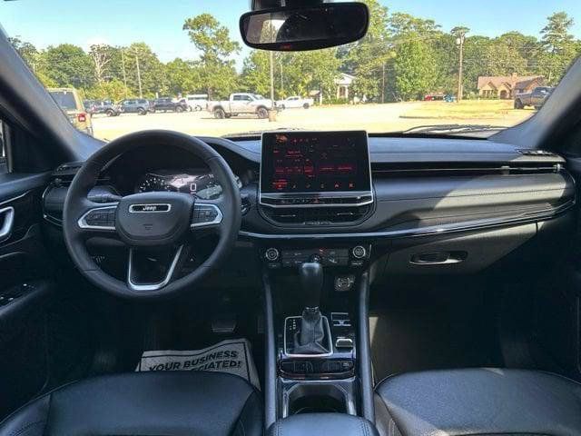 Certified 2025 Jeep Compass Latitude w/ Altitude Special Edition AWD/4WD image 33
