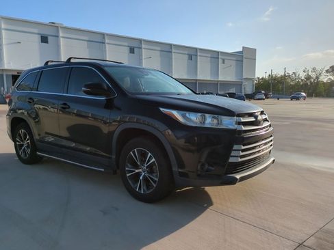Used 2019 Toyota Highlander LE image 3