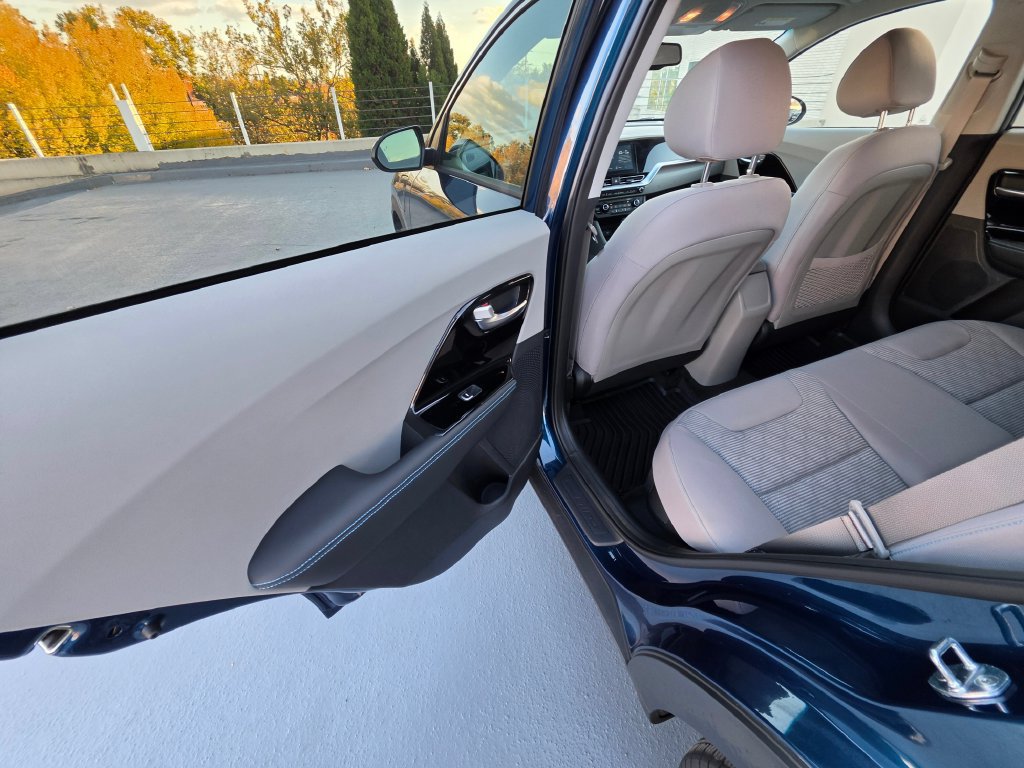 Used 2020 Kia Niro LXS FWD image 17
