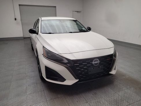 Used 2023 Nissan Altima 2.5 SR FWD image 14