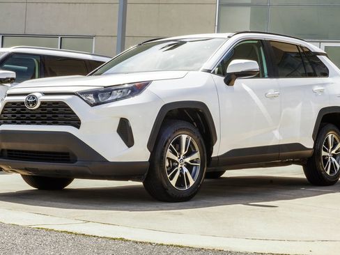 Used 2019 Toyota RAV4 LE FWD image 8