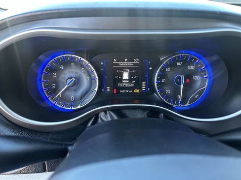 Used 2020 Chrysler Pacifica Touring-L image 46