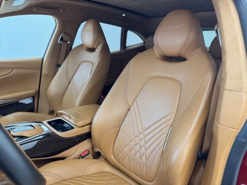 Used 2021 Aston Martin DBX image 4