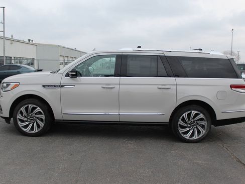 Used 2023 Lincoln Navigator L Reserve image 3