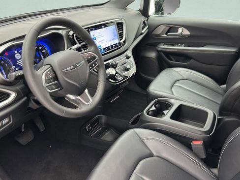 Used 2025 Chrysler Pacifica Select FWD image 12