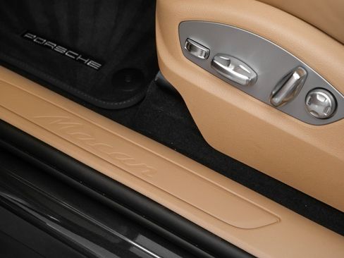 Used 2025 Porsche Macan image 27