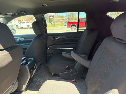 Used 2025 Chevrolet Traverse LT AWD/4WD image 9