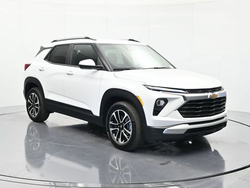 Used 2025 Chevrolet TrailBlazer LT FWD image 3