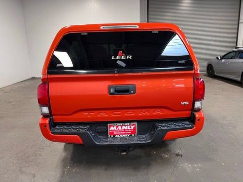 Used 2018 Toyota Tacoma TRD Sport w/ Technology Package image 3